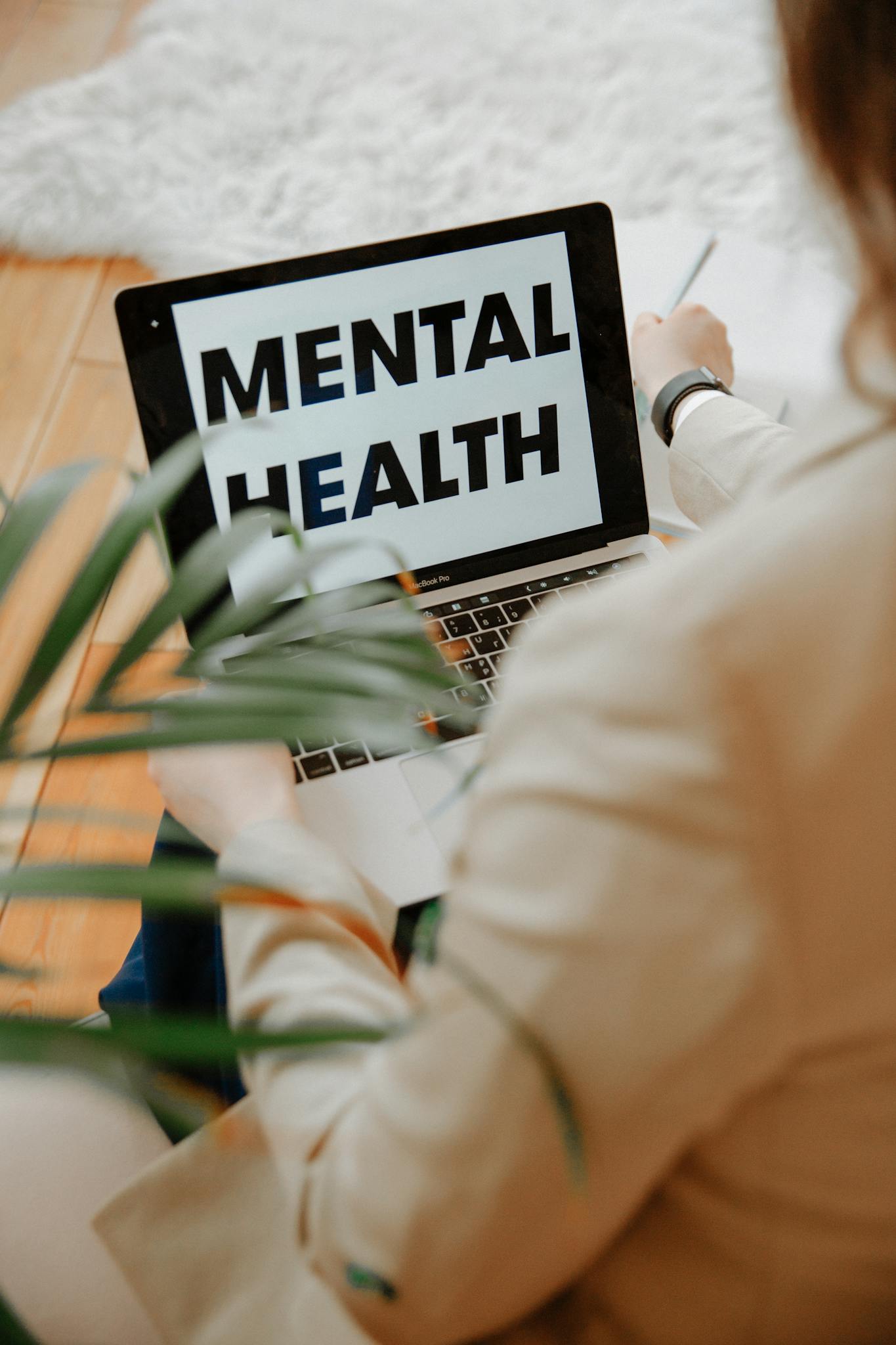 Mujer enfocada en recursos para su salud mental y rutina contra la depresión