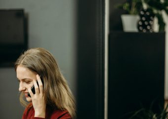 Mujer llamando al centro de psicología en León